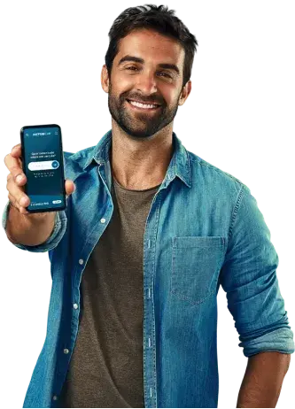 homem mostrando app historicar